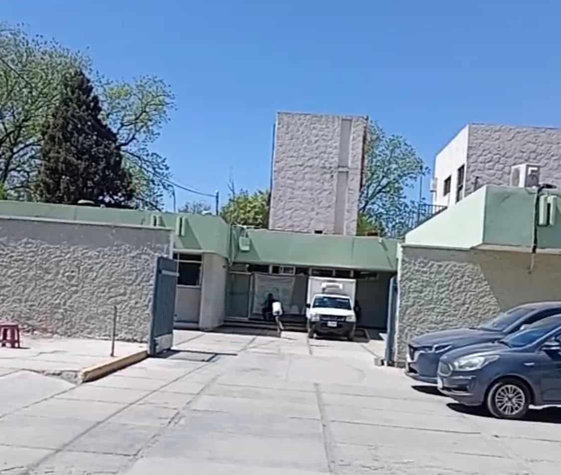 Camión Torton queda al borde de un puente tras aparatoso percance en la carretera Múzquiz–Boquillas