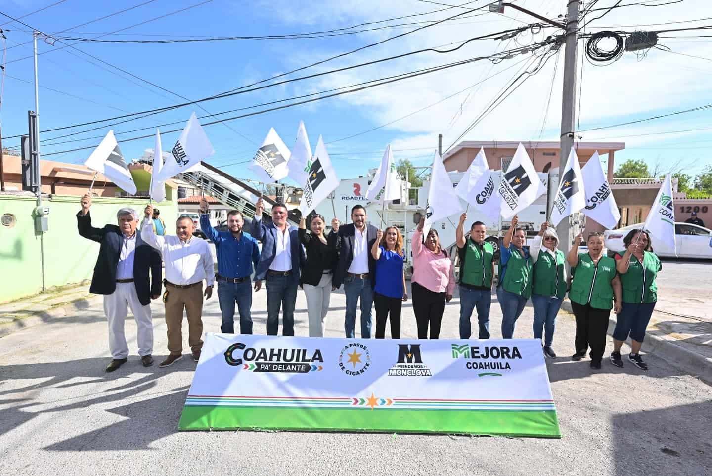 Carlos Villarreal inicia recarpeteo en la calle P&aacute;nfilo Natera en Monclova