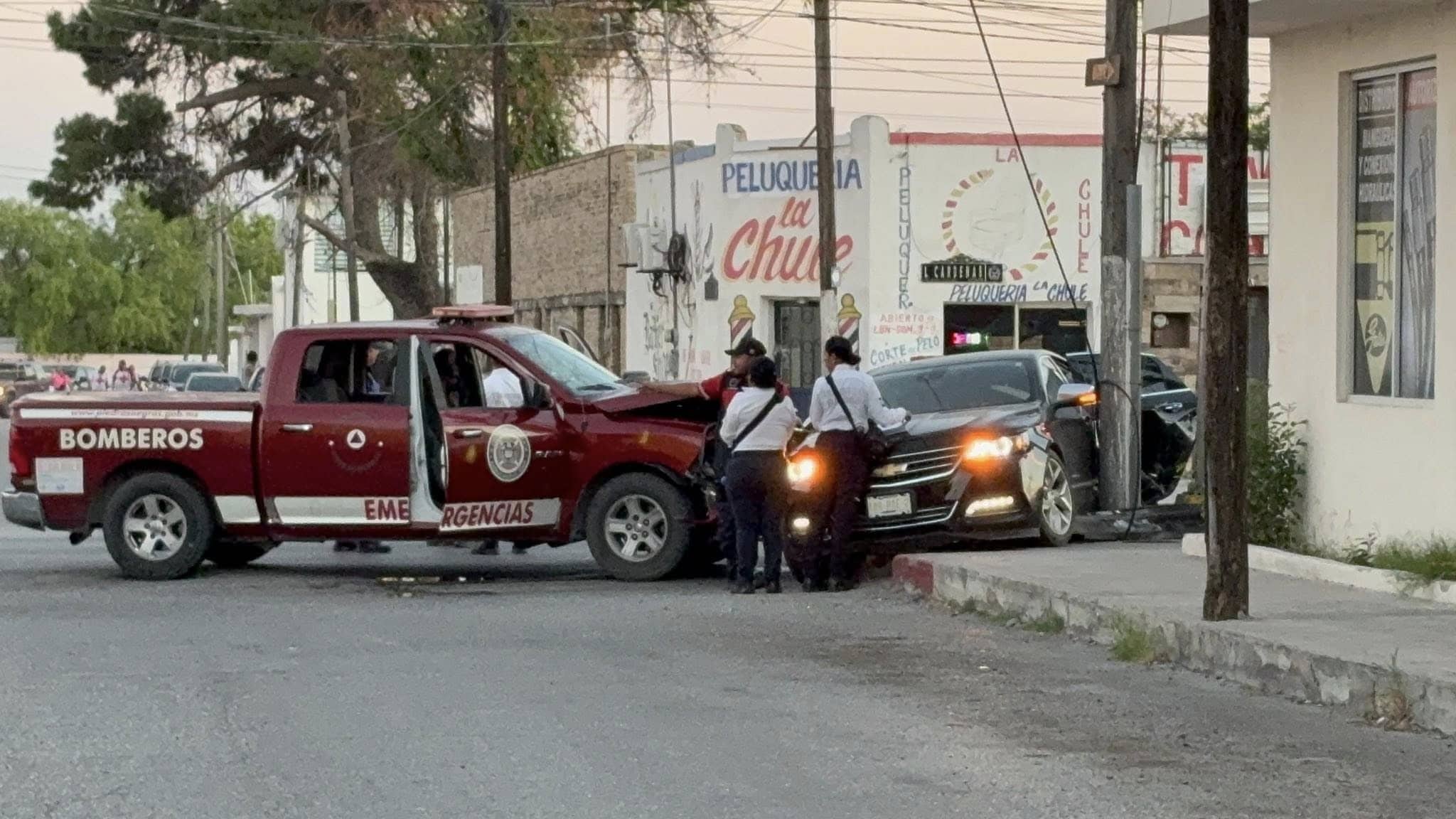 Consignan choque entre auto y unidad de Bomberos en Piedras Negras