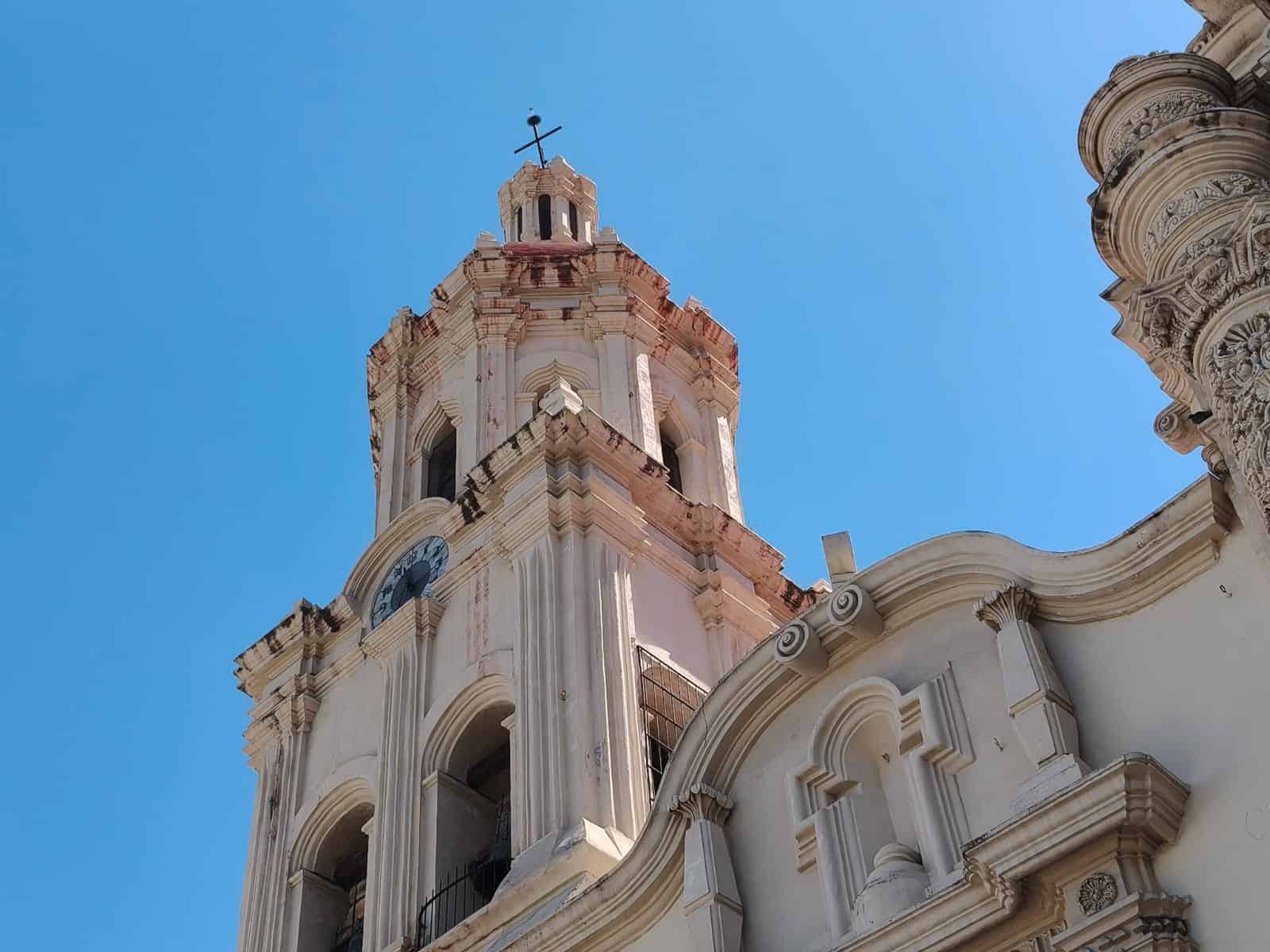 Excremento de paloma da&ntilde;a c&uacute;pulas de la Catedral de Santiago Ap&oacute;stol