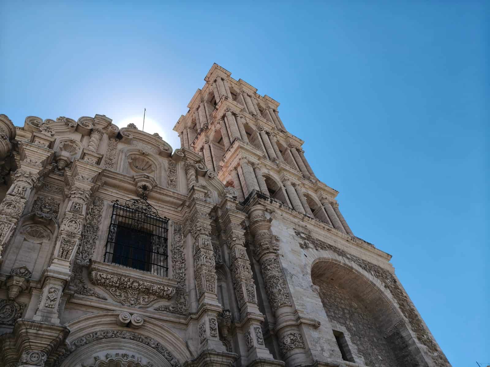 Excremento de paloma da&ntilde;a c&uacute;pulas de la Catedral de Santiago Ap&oacute;stol