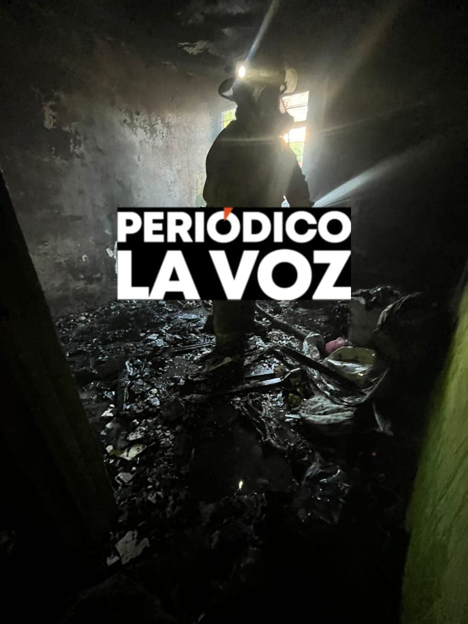 Fuego arrasa con vivienda
