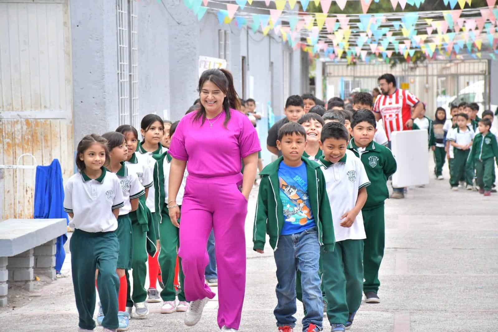 Estudiantes y docentes unidos en la Feria del Buen Trato de Nava
