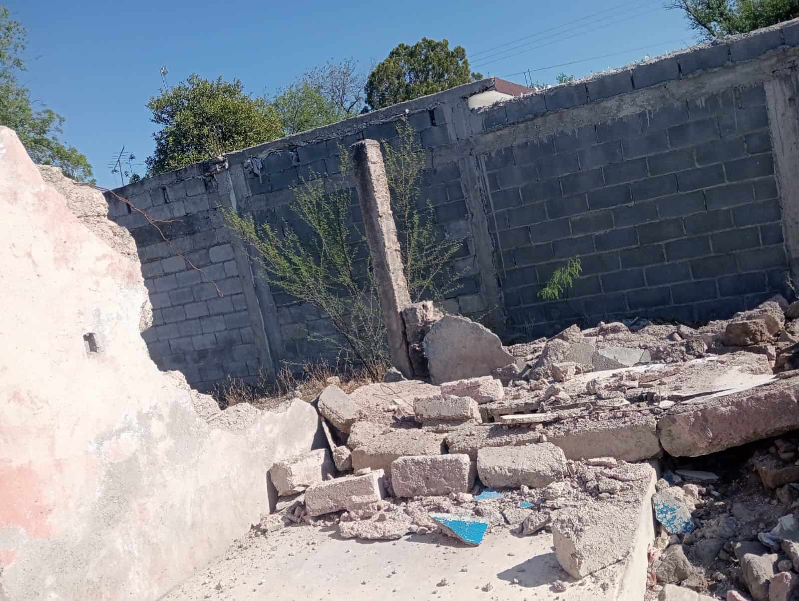 Mujer resulta lesionada tras caerle bloques de barda en Villa de Pala&uacute;