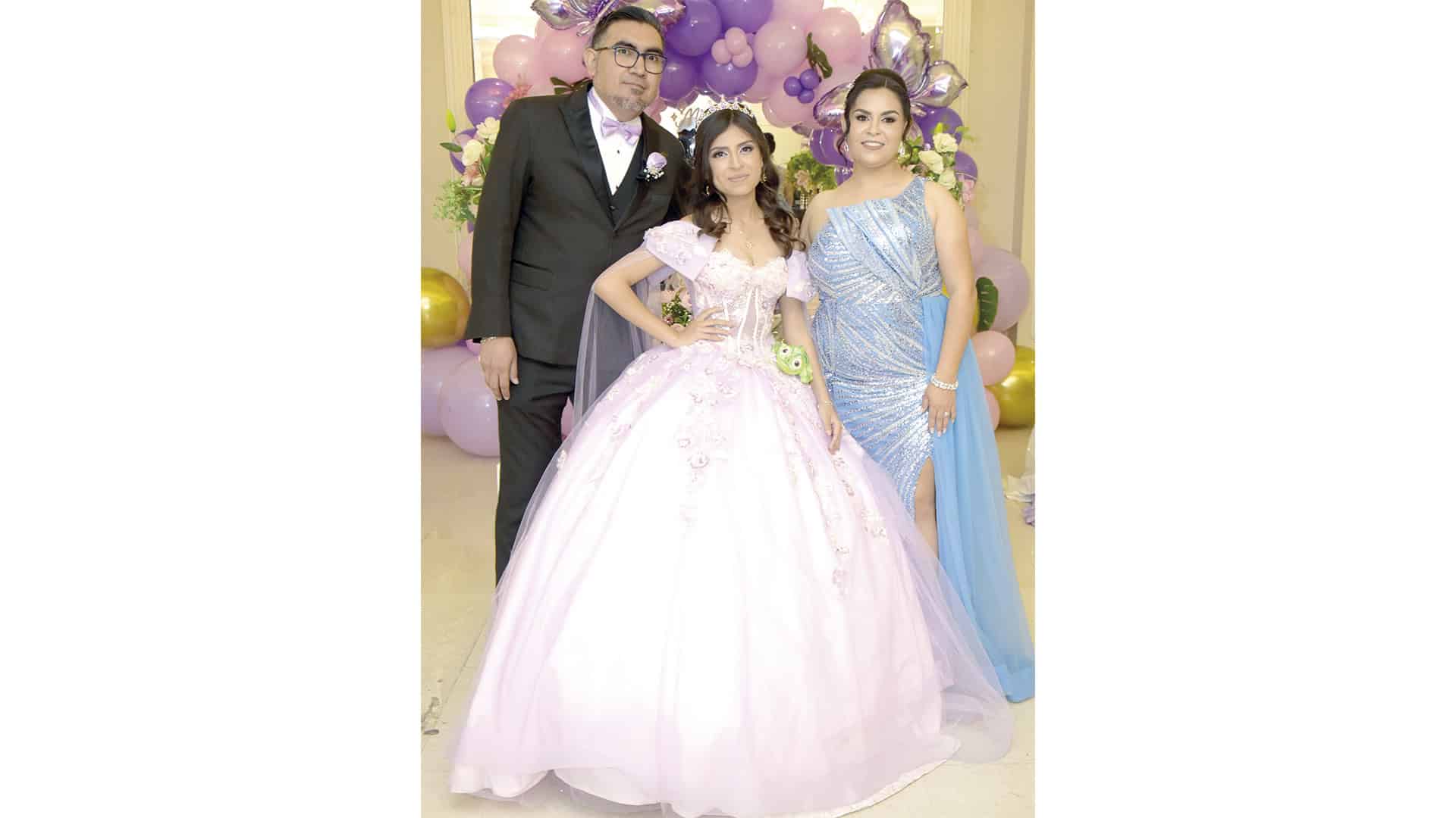 Itzel Barr&oacute;n celebra sus XV a&ntilde;os en Monclova con misa y recepci&oacute;n