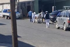 IMSS Monclova: Paciente embarazada es llevada en camilla por la calle