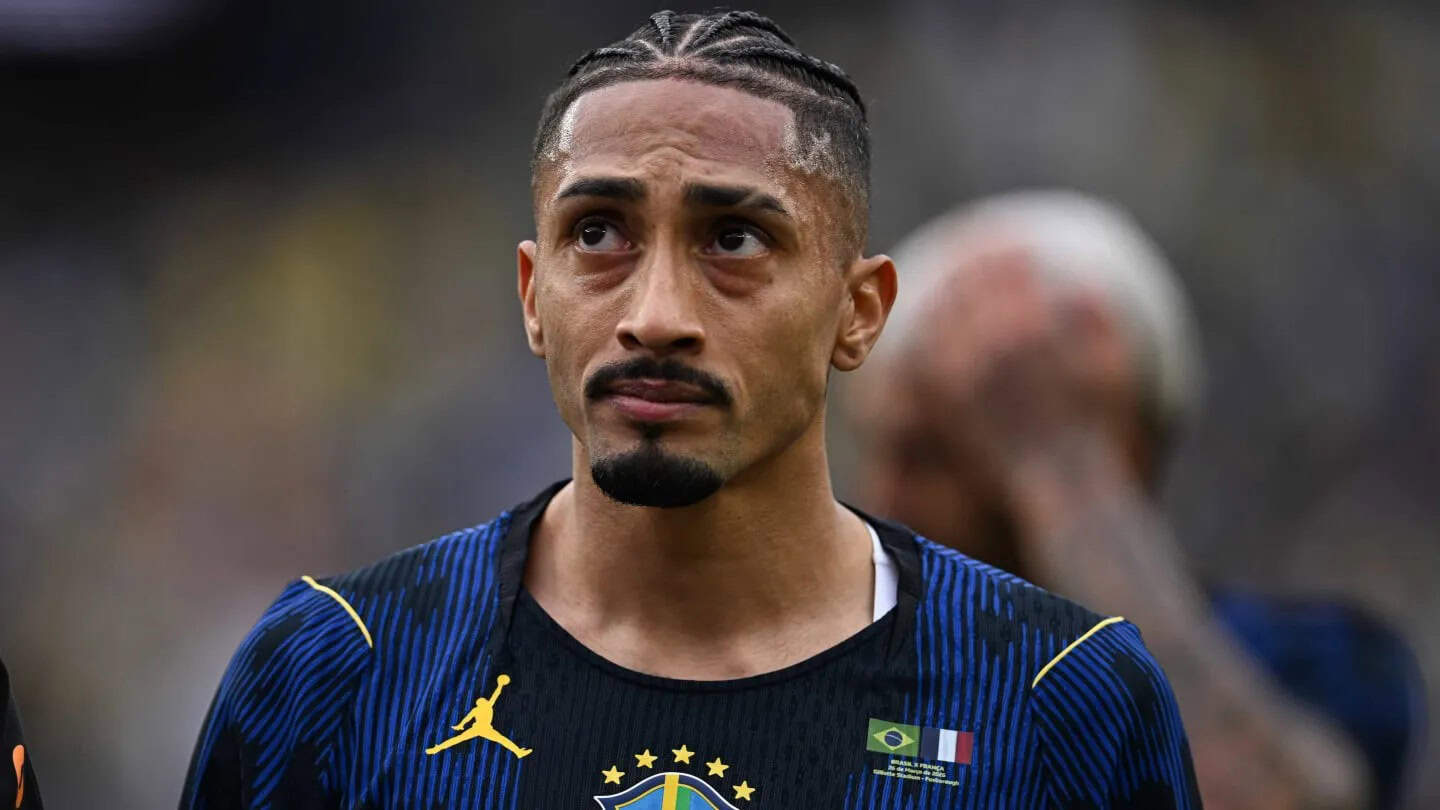 Raphinha en pausa: lesi&oacute;n lo obliga a dejar la concentraci&oacute;n de Brasil
