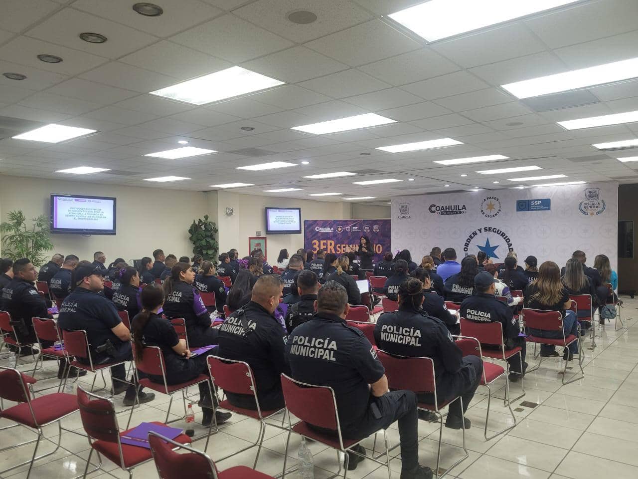 Fortalecen atenci&oacute;n a v&iacute;ctimas de violencia de g&eacute;nero con seminario en Saltillo