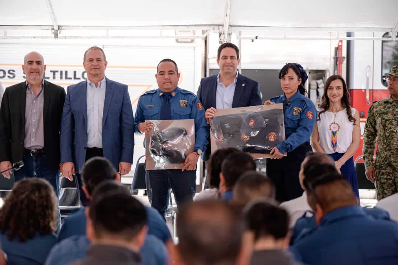 Alcalde Javier D&iacute;az Gonz&aacute;lez equipa a Bomberos y Protecci&oacute;n Civil en Saltillo