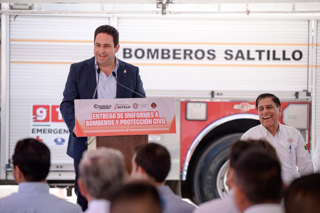 Alcalde Javier D&iacute;az Gonz&aacute;lez equipa a Bomberos y Protecci&oacute;n Civil en Saltillo