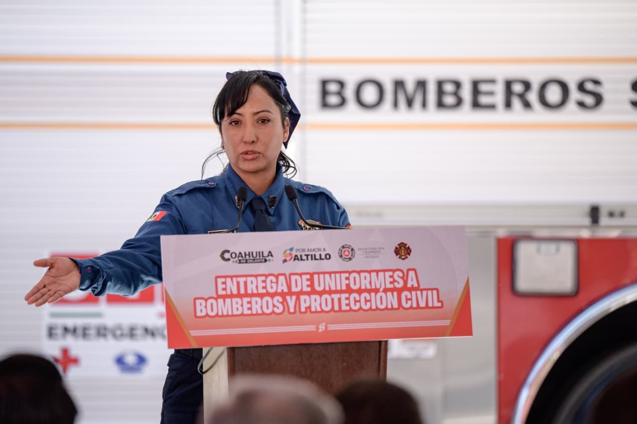 Alcalde Javier D&iacute;az Gonz&aacute;lez equipa a Bomberos y Protecci&oacute;n Civil en Saltillo