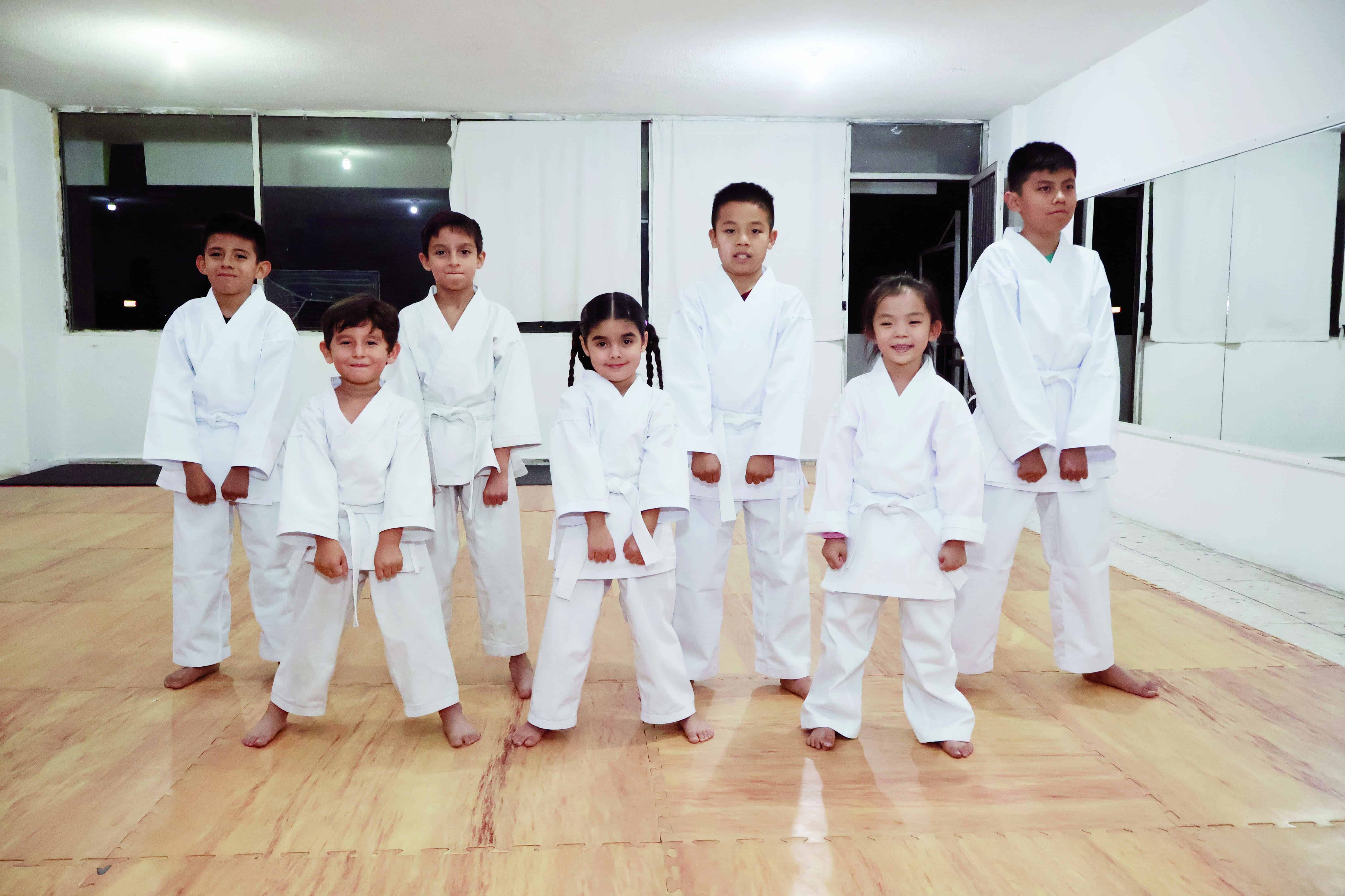 Alumnos del Club Atl&eacute;tico Monclova reciben karategi tras evaluaci&oacute;n