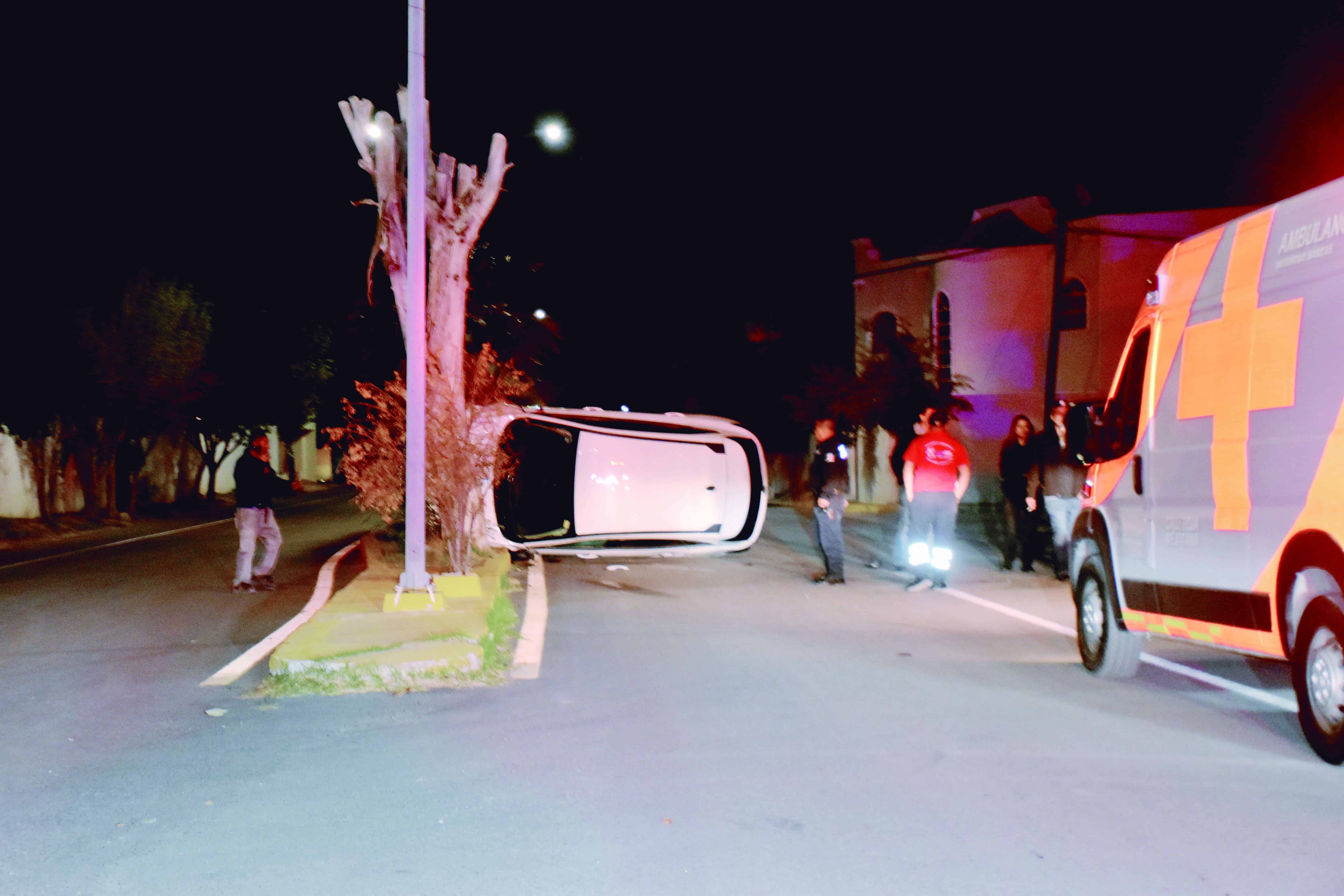 Dos j&oacute;venes sufren accidente en Monclova: Ford Escape volcada