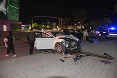 Accidente vial en Monclova: Mazda y Volkswagen chocan por desobedecer semáforo