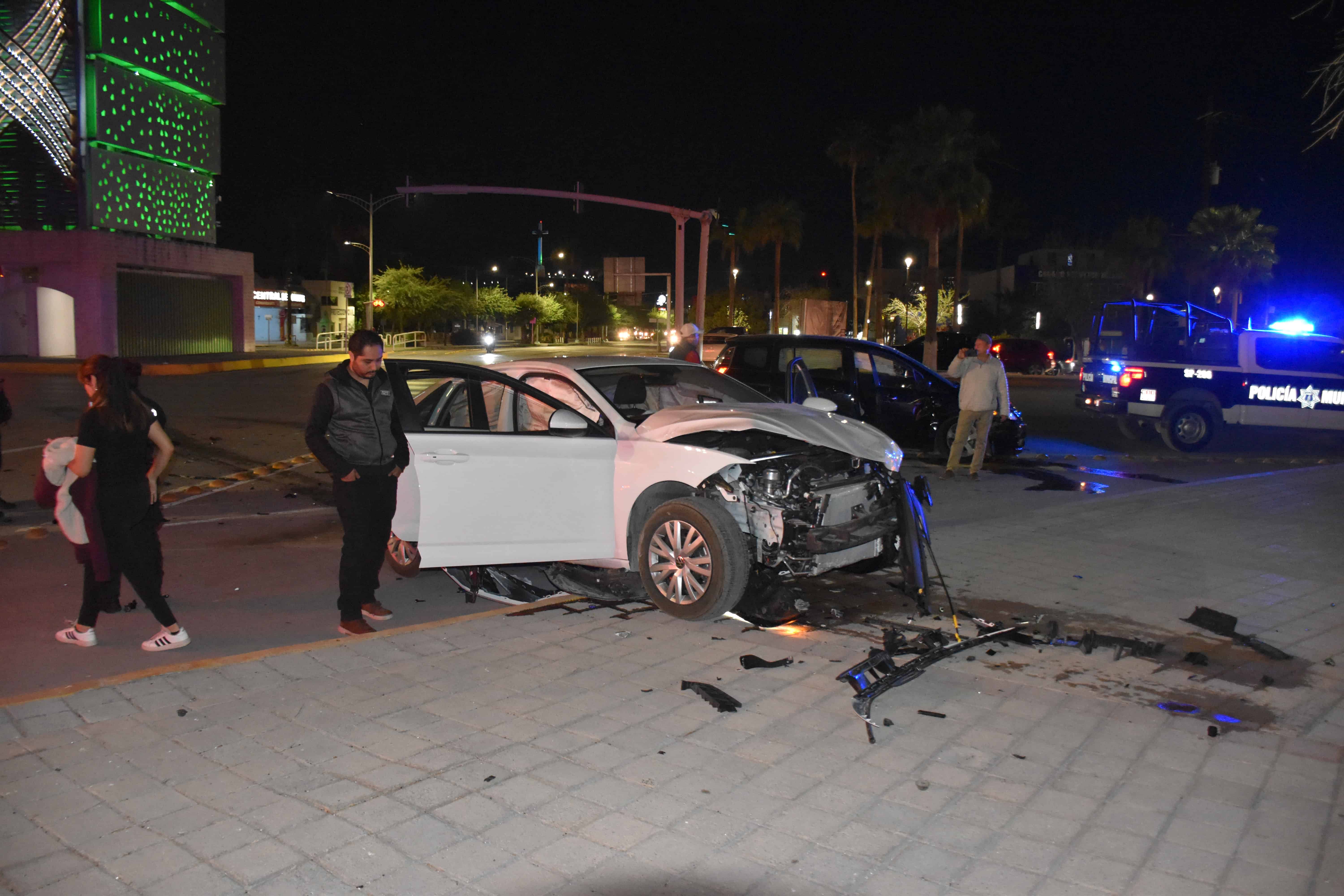 Accidente vial en Monclova: Mazda y Volkswagen chocan por desobedecer sem&aacute;foro