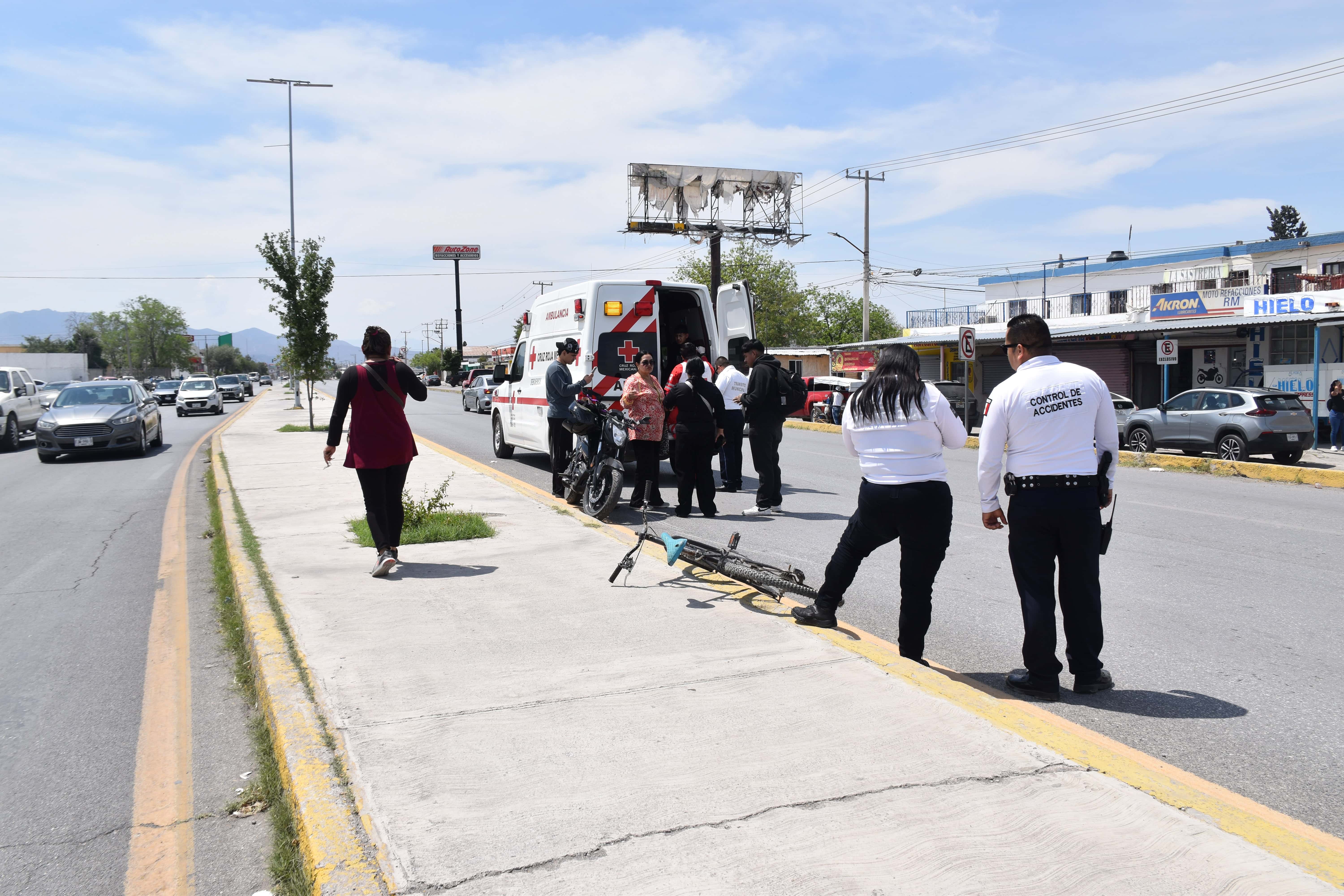 Accidente entre ciclista y motociclista en Monclova