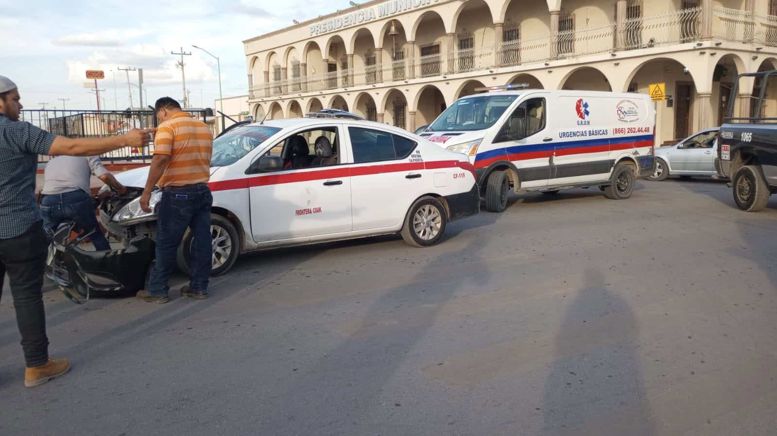 Accidente entre taxi y veh&iacute;culo particular en Frontera