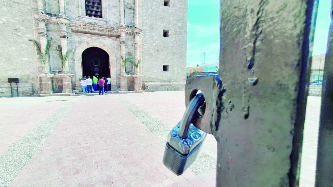 Protestan comerciantes por cierre de Parroquia Santiago Ap&oacute;stol