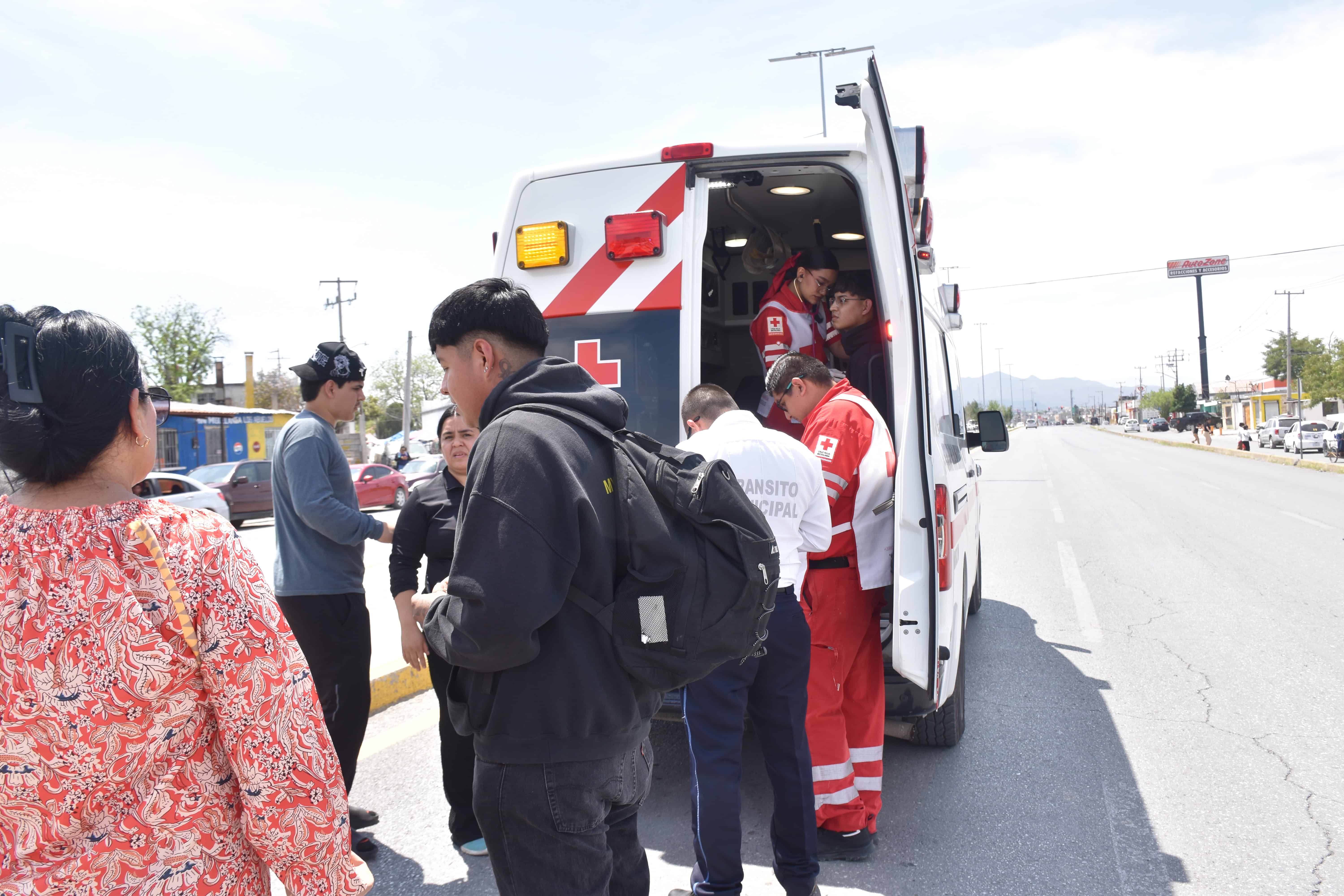 Accidente de camioneta con chatarra en Escobedo: Aurel Gaona y su acompa&ntilde;ante ilesos