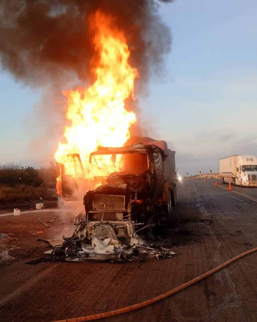 Incendio consume cami&oacute;n carbonero en Allende, Coahuila