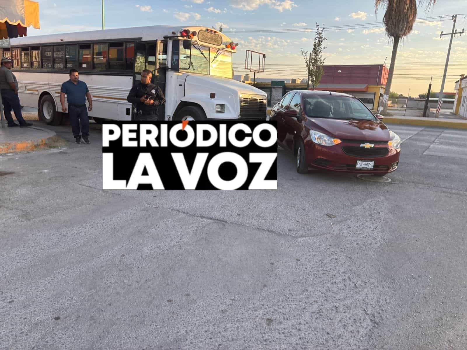 Con cami&oacute;n de pasajeros le pega a autom&oacute;vil