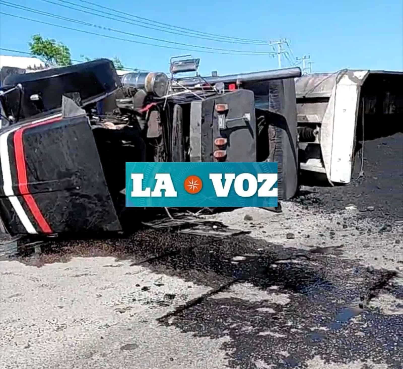Tr&aacute;iler vuelca en carretera estatal 20: dos lesionados en Nueva Rosita
