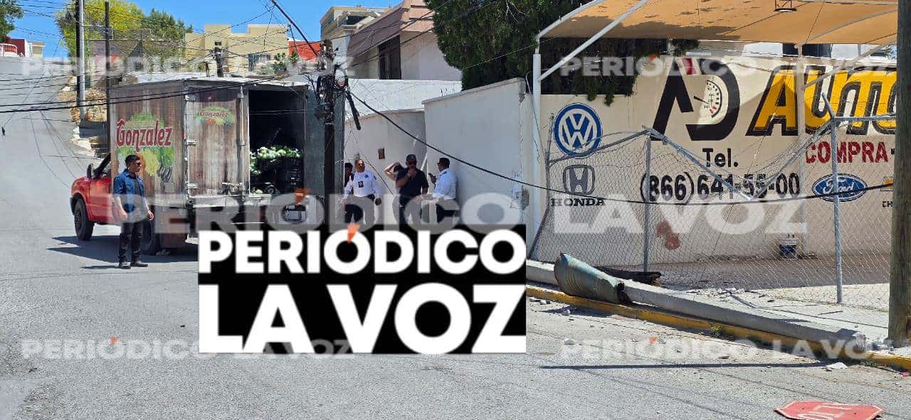 Cami&oacute;n de verduras derriba postes en la colonia Guadalupe