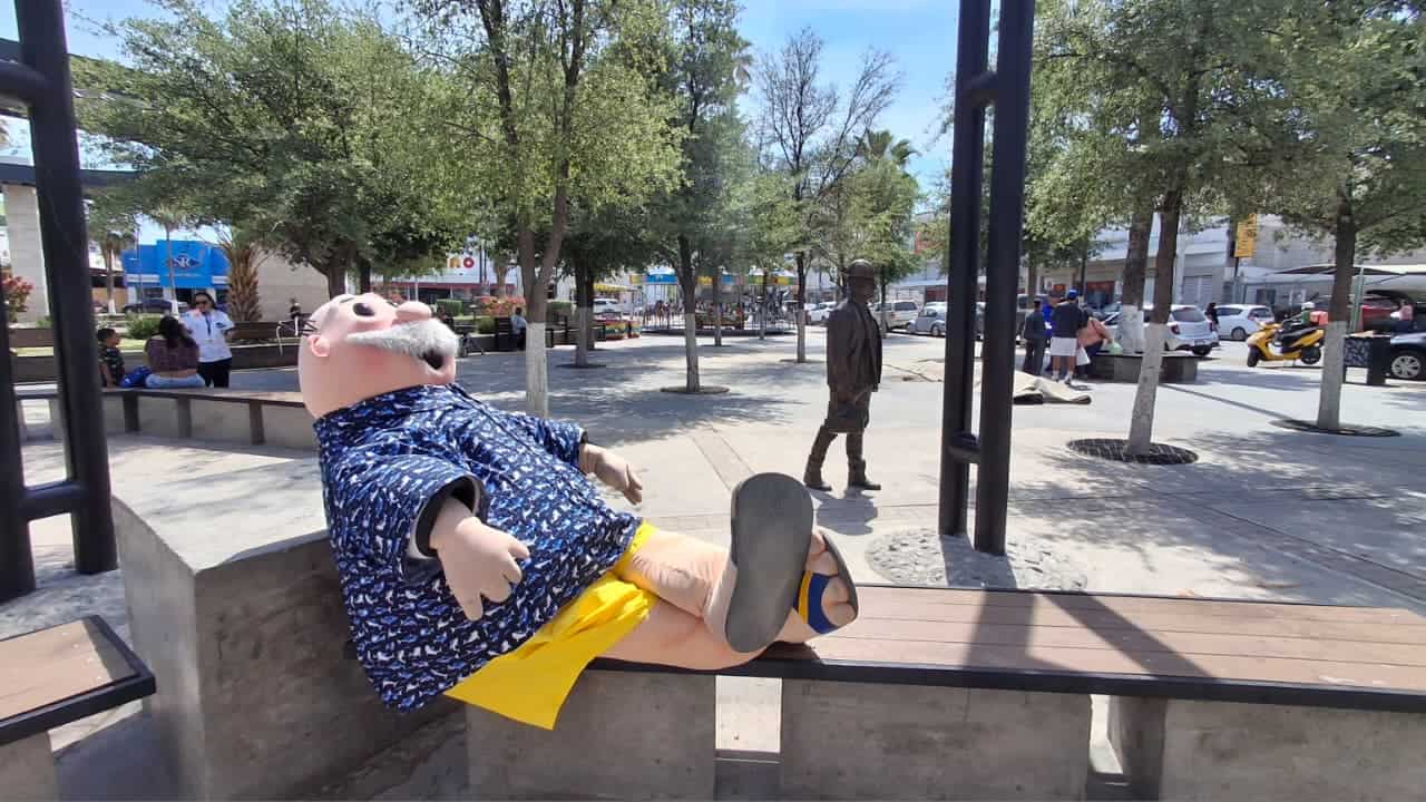 Cuando no alcanza para la playa... el Doctor Simi "veranea" en la plaza principal de Monclova