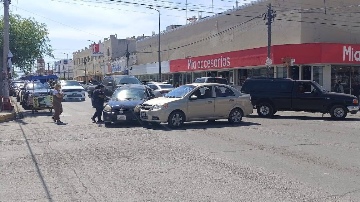 Choque en el Centro de Sabinas: Dos Veh&iacute;culos Sed&aacute;n Involucrados