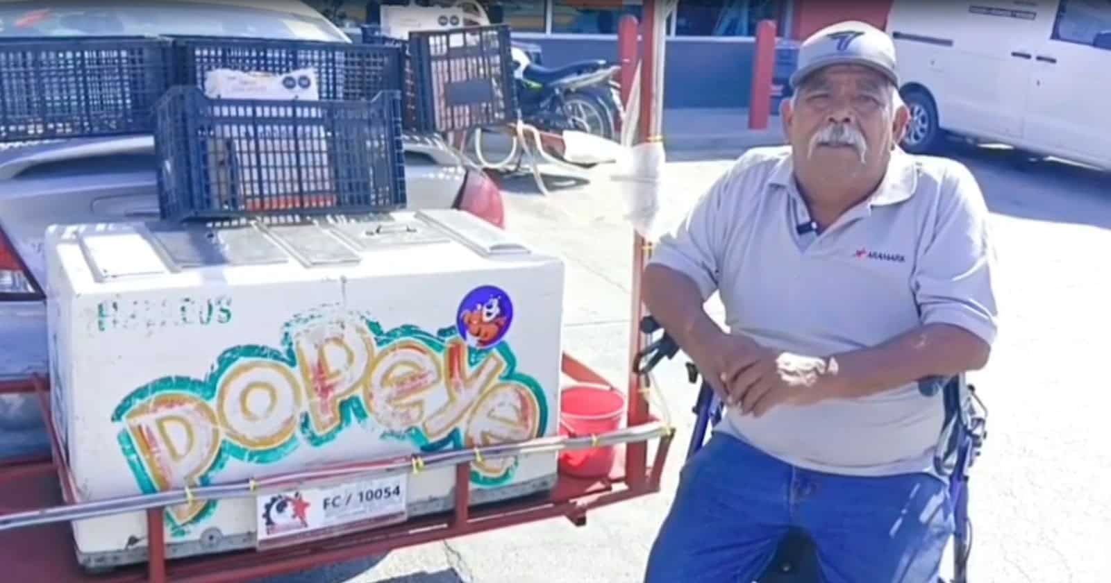 Vendedor ambulante de Sabinas, Feliciano Nieto, muestra su fortaleza