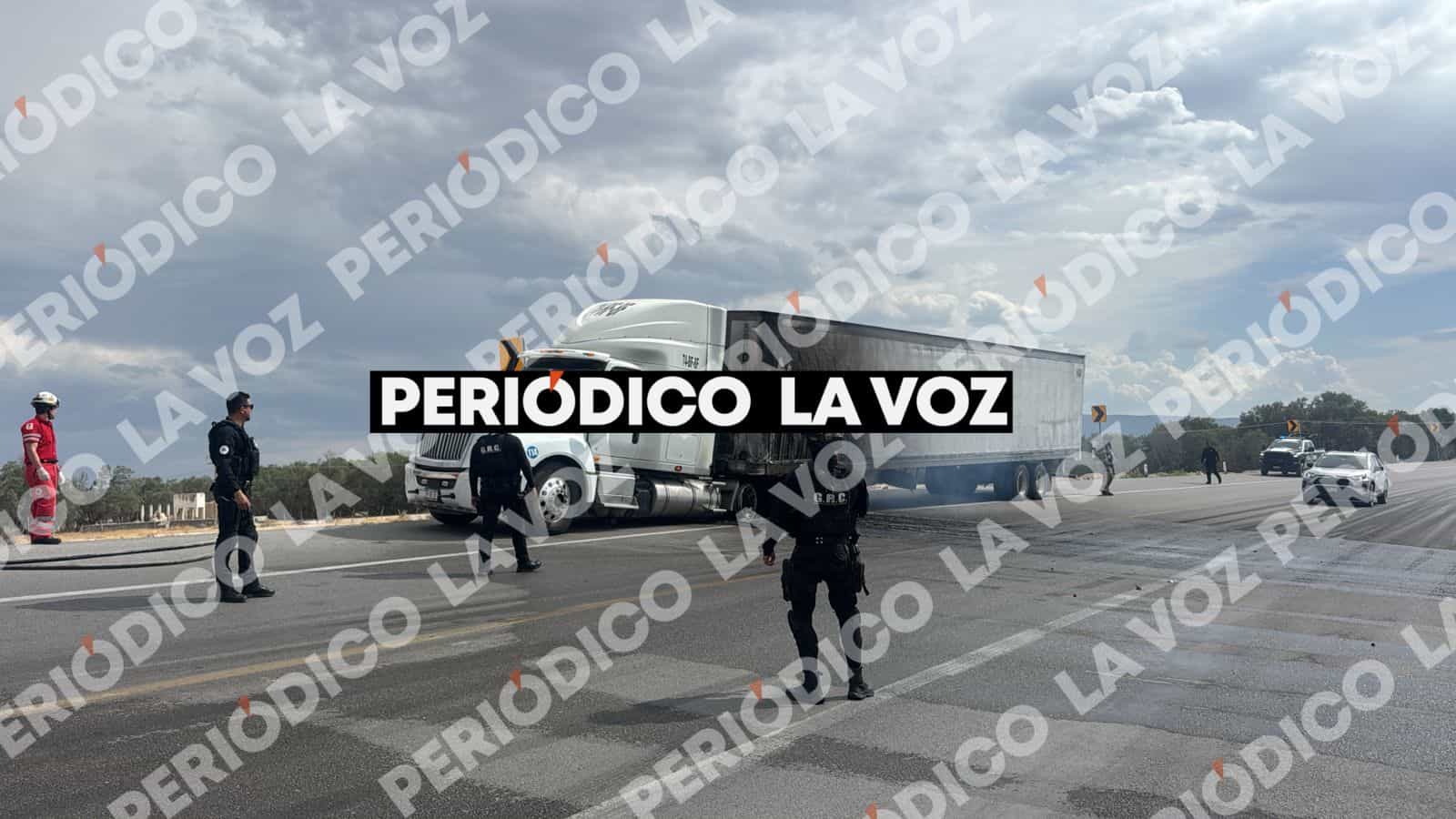 Cuatro Ci&eacute;negas: incendio en remolque de fertilizante