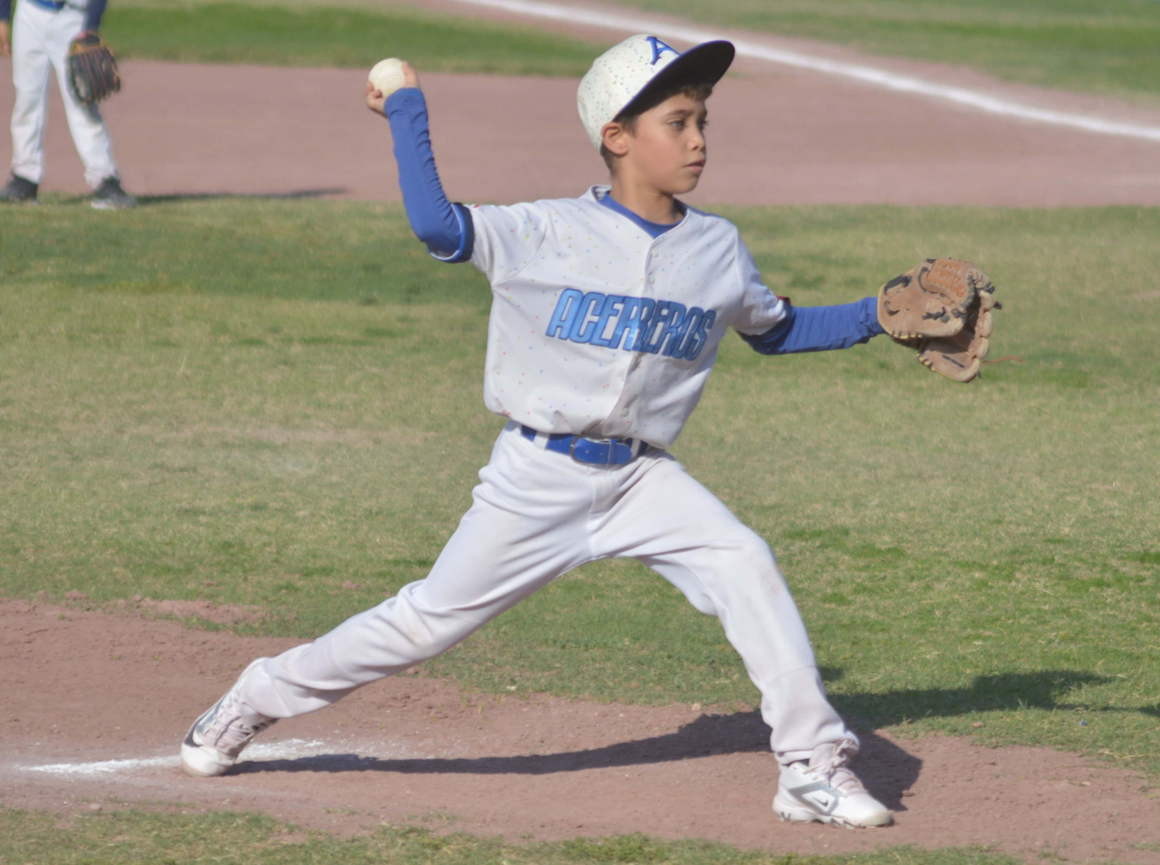 Acereros Monclova logra emocionante victoria 10-9 sobre Piratas