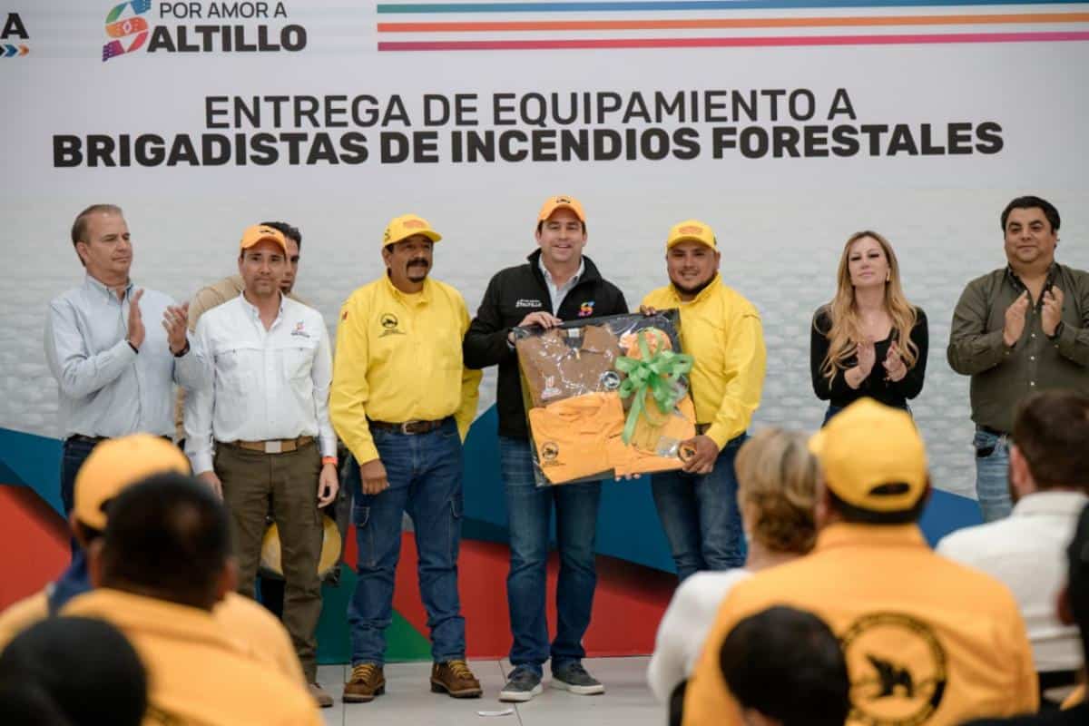 Javier D&iacute;az entrega insumos a brigadistas en Saltillo: m&aacute;s de 800 art&iacute;culos