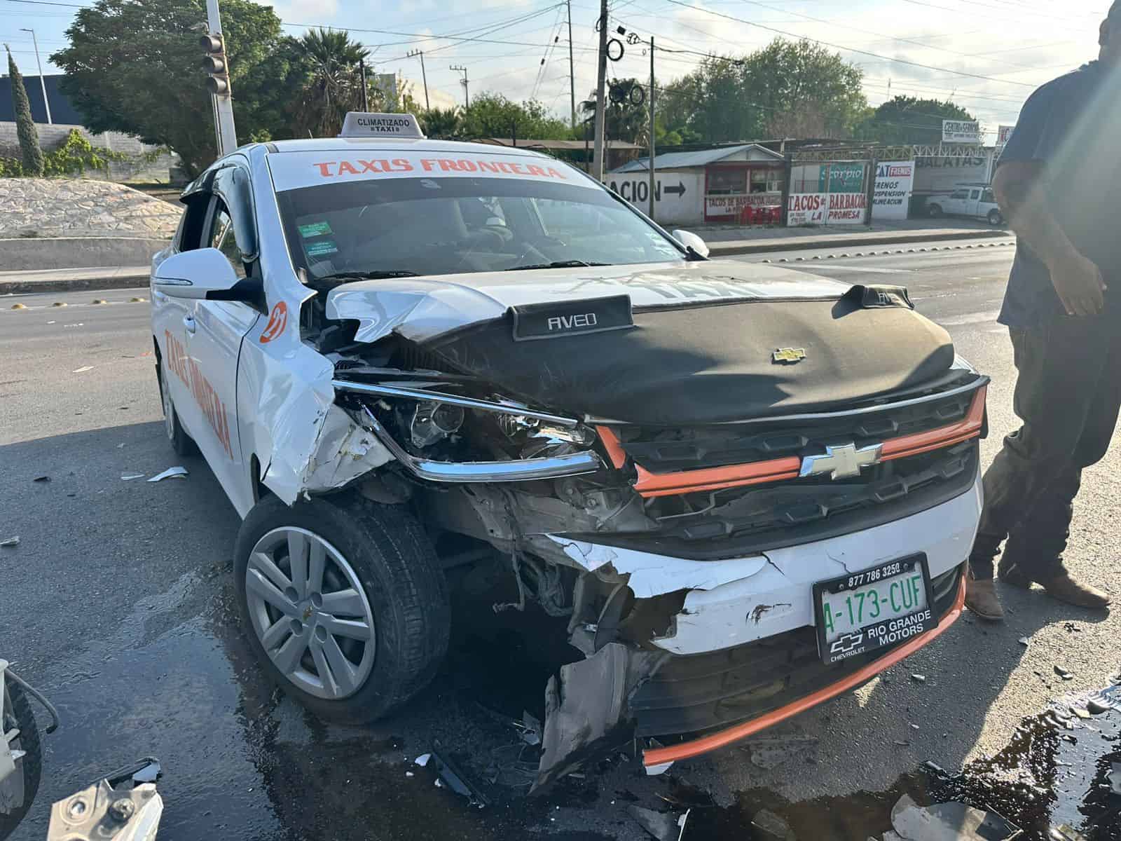 Taxista provoca choque en cruce transitado de Ciudad Acu&ntilde;a