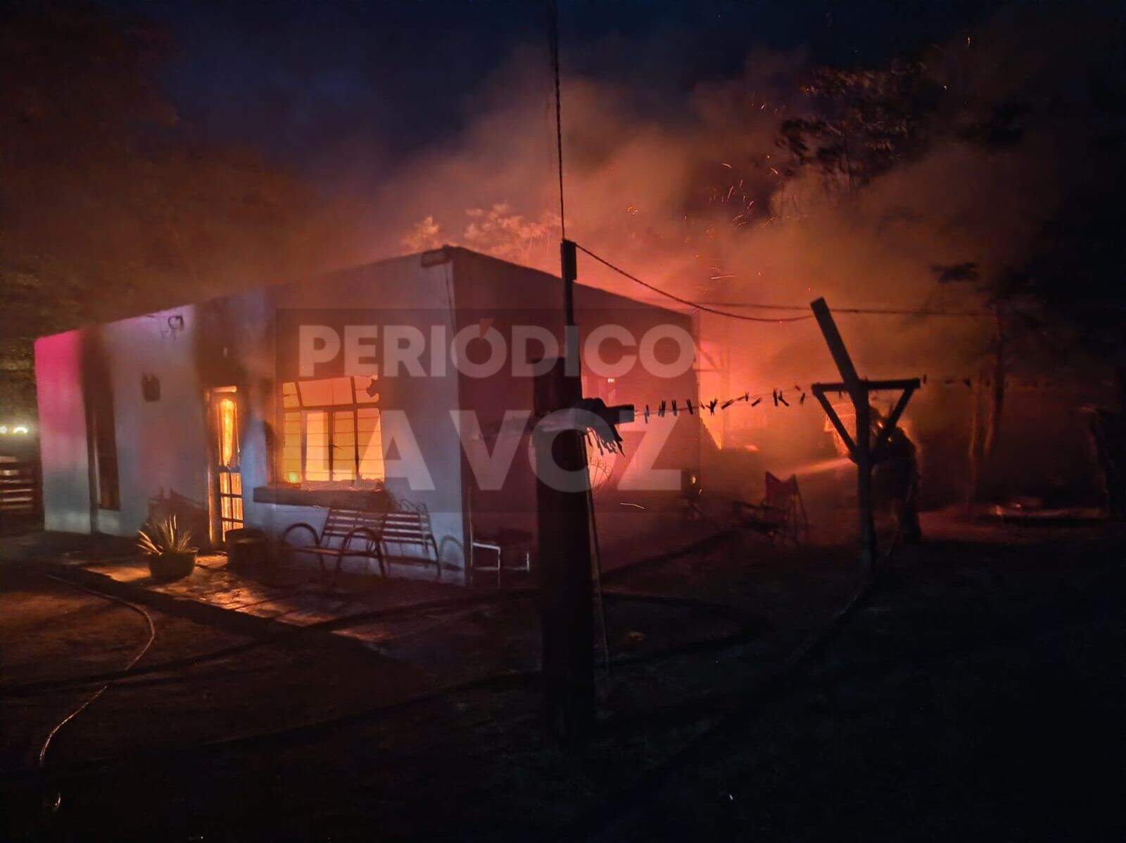 Voraz incendio reduce a cenizas vivienda en Las Torres de Nueva Rosita