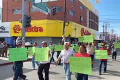 Ex obreros de AHMSA marchan en Monclova por prestaciones pendientes