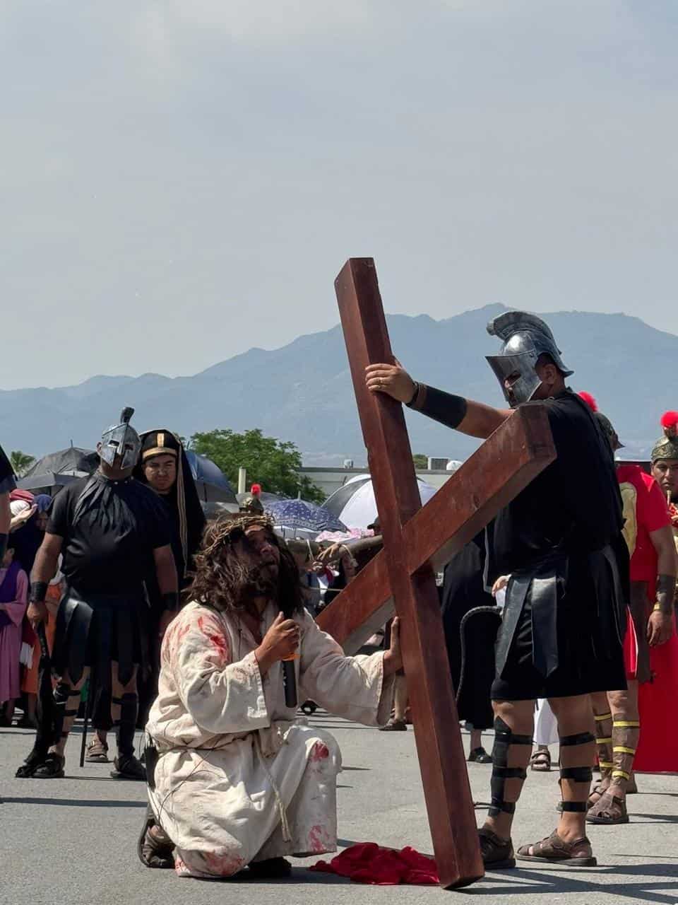 Javier Valerio se prepara para el Viacrucis en Monclova