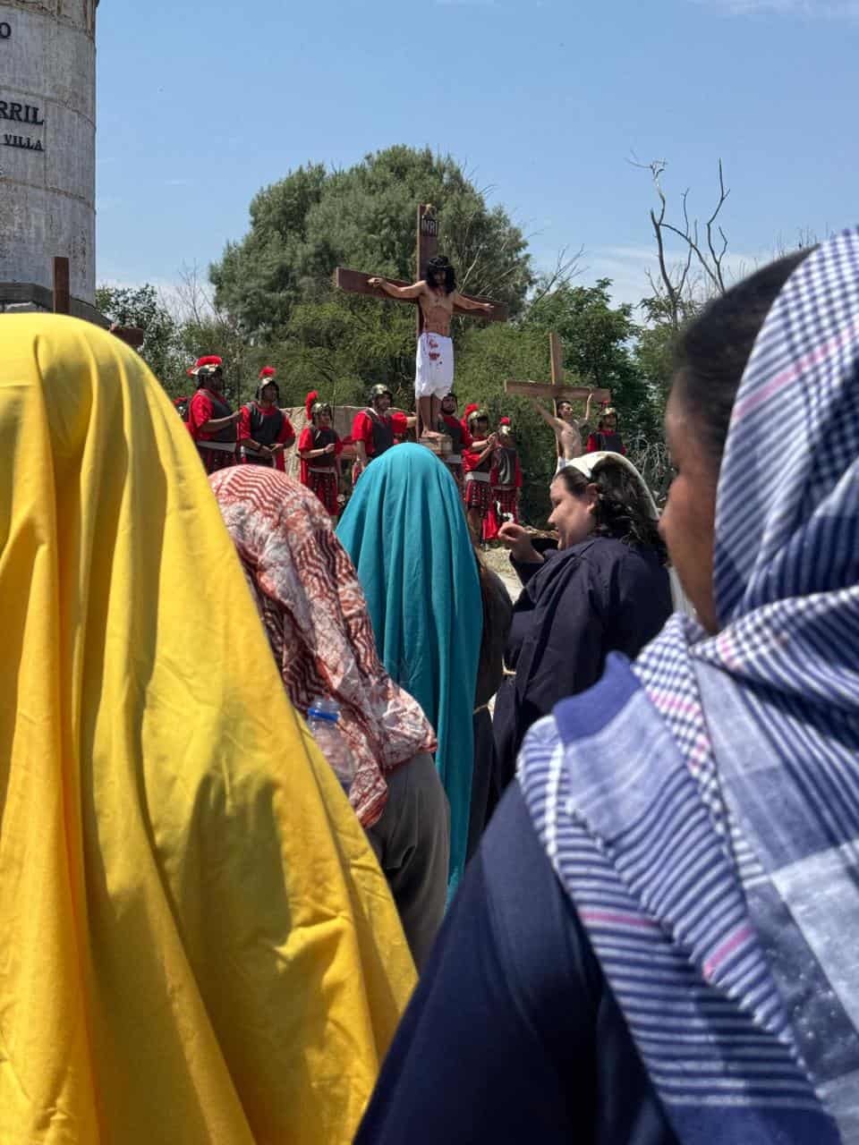 Viacrucis viviente en Sabinas: parroquias se unen a la celebraci&oacute;n