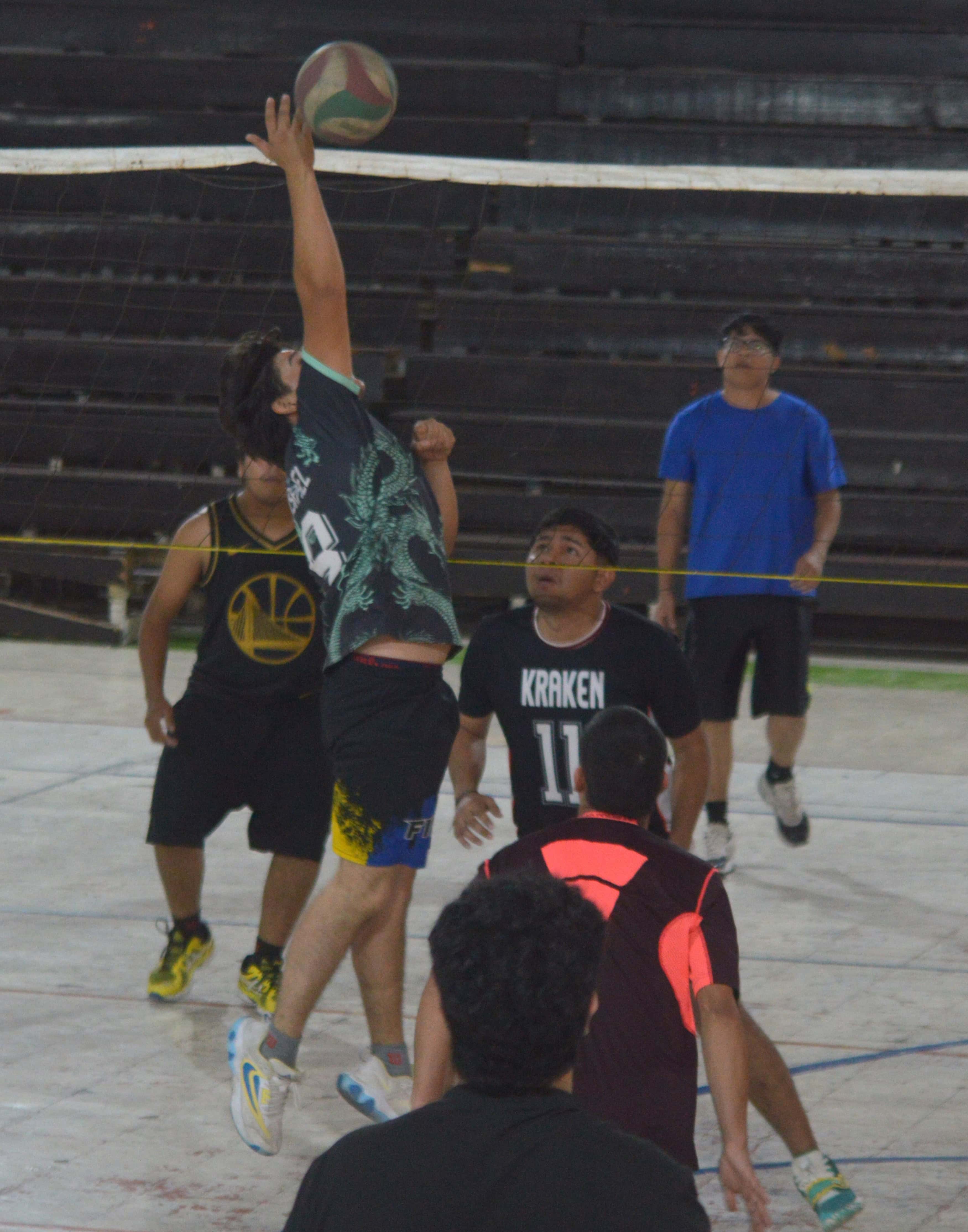 Cenit logra remontada en emocionante partido en Monclova