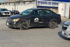 Percance vial en Sabinas deja daños materiales