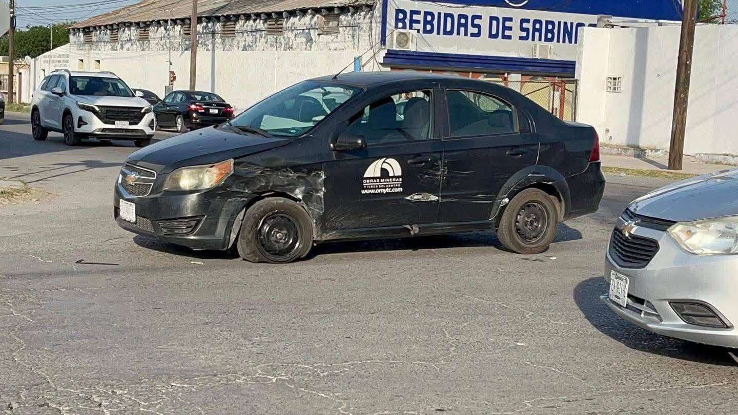 Percance vial en Sabinas deja da&ntilde;os materiales