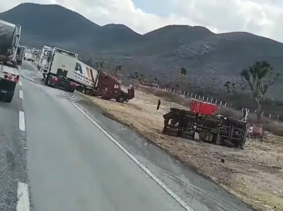 Aparatoso choque de tr&aacute;ileres paraliza la carretera 57 rumbo a Saltillo