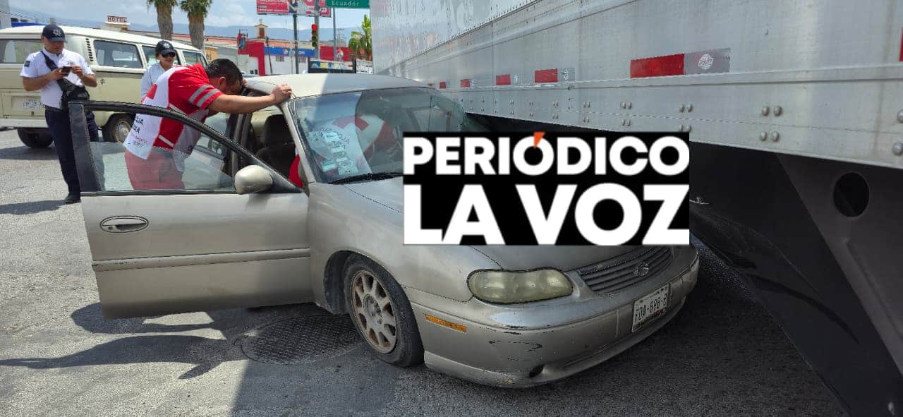 Se mete auto  bajo plataforma