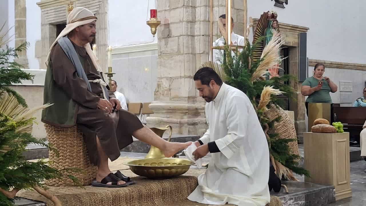 Lavatorio de pies y Santa Cena en Monclova con padre N&eacute;stor Mart&iacute;nez