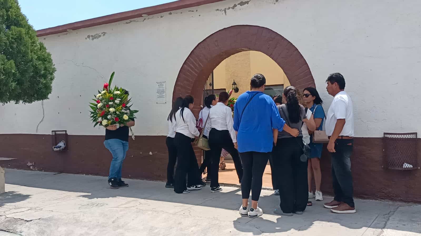 Familia y amigos despiden a Diego Castro en funerales La Paz tras tr&aacute;gico accidente