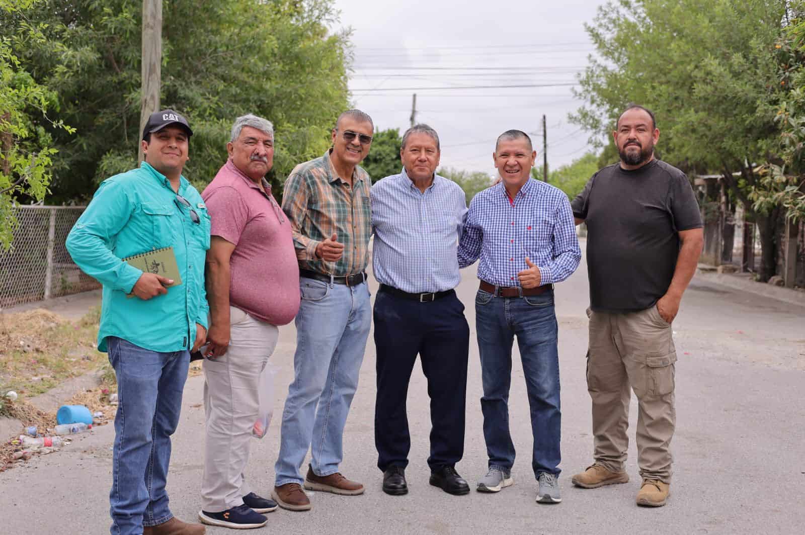 &Oacute;scar R&iacute;os supervisa instalaci&oacute;n de luminarias LED en San Juan de Sabinas