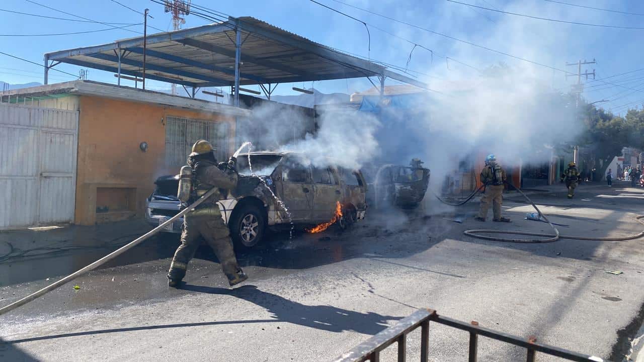Incendio consume dos camionetas en Saltillo: CFE y bomberos intervienen