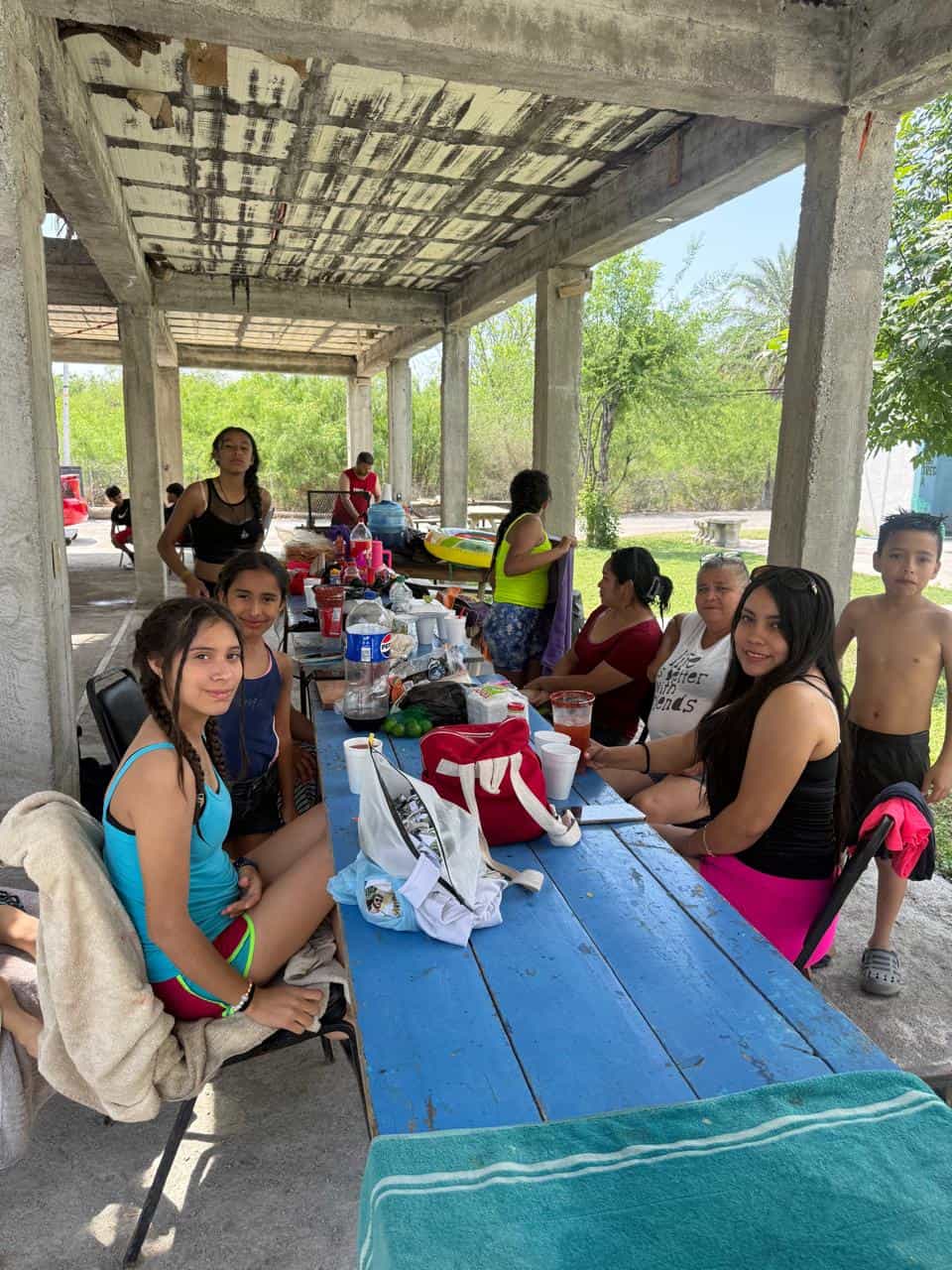 Familias disfrutan de balnearios en Monclova durante Semana Santa