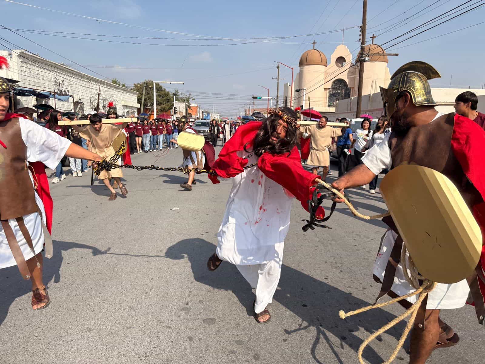 Frontera celebra el Viacrucis con Luis Jaime Maceira como Jesucristo
