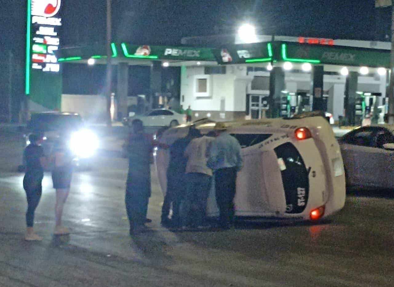 Vuelca taxi por obra inconclusa de SIMAS en Piedras Negras